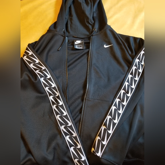 Nike Black and White Jacket - Picture 1 of 3